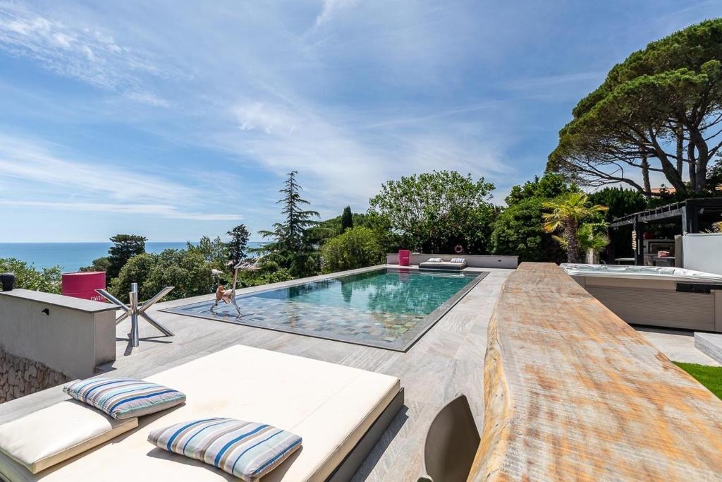 Villa avec barbecue, jacuzzi et jardin | Vue mer — photo 2